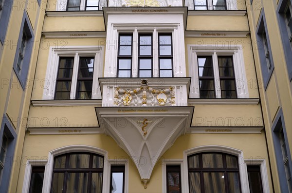 Snake and coat of arms on a bay window, historic building complex Hotel Barthels Hof, shopping