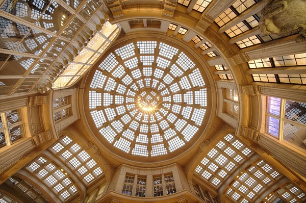Dome as cassette-shaped reinforced concrete rib construction with glass blocks, Maedlerpassage,