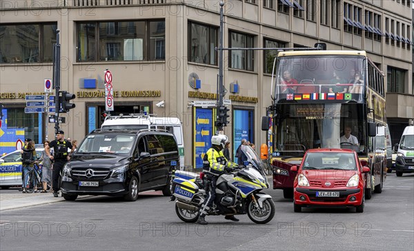 State visit to the Hotel Adlon, police cordon at the intersection of Unter den Linden and