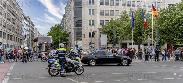 State visit to the Hotel Adlon, police cordon at the intersection of Unter den Linden and