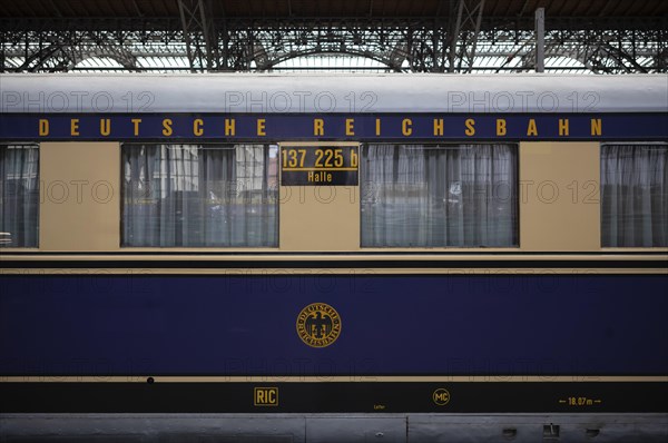 Fast-burning railcar class SVT 137 225 of the Hamburg type, Deutsche Reichsbahn DR, museum track 24