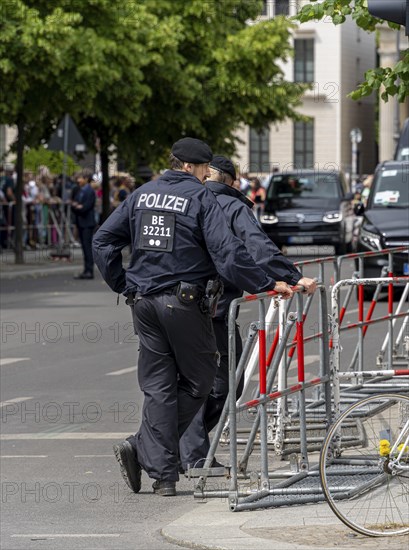 State visit to the Hotel Adlon, police cordon at the intersection of Unter den Linden and