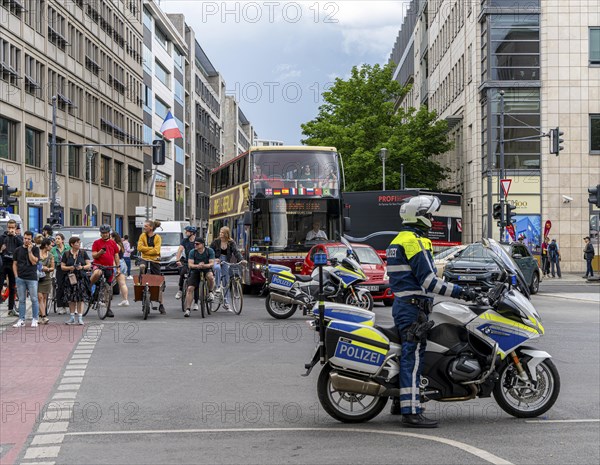 State visit to the Hotel Adlon, police cordon at the intersection of Unter den Linden and