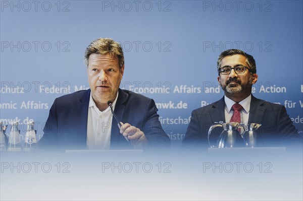 (L-R) Robert Habeck (Alliance 90/The Greens), Federal Minister of Economics and Climate Protection