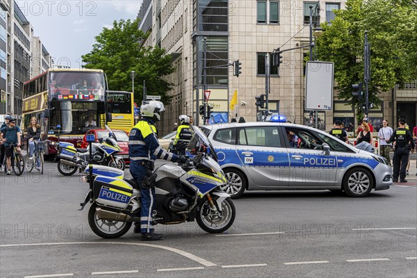State visit to the Hotel Adlon, police cordon at the intersection of Unter den Linden and