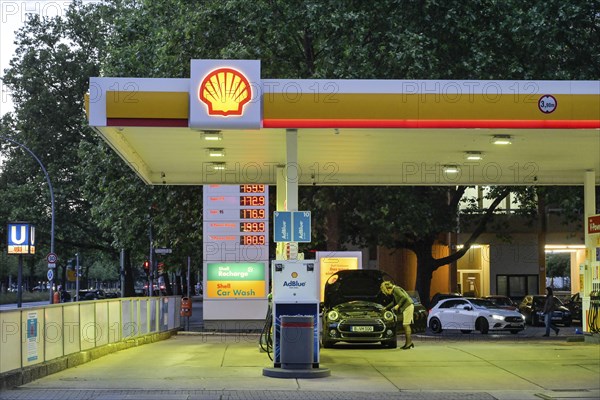 Shell petrol station, Bundesallee, Wilmersdorf, Berlin, Germany, Europe