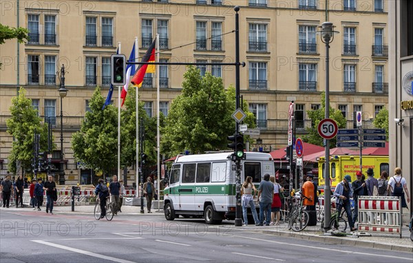 State visit to the Hotel Adlon, police cordon at the intersection of Unter den Linden and