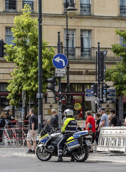 State visit to the Hotel Adlon, police cordon at the intersection of Unter den Linden and