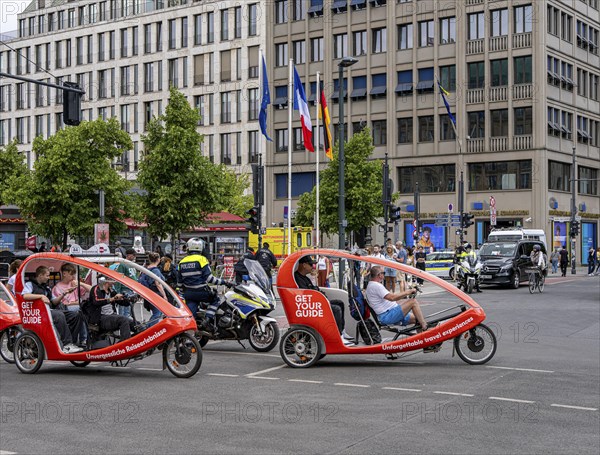 State visit to the Hotel Adlon, police cordon at the intersection of Unter den Linden and