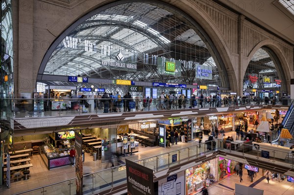 Promenades, shops, retail, station building, logo, trade fair, escalator, passers-by, travellers,