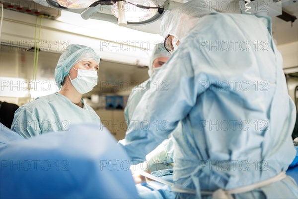 Doctors and paramedics from the Bundeswehr medical service simulate an operation on a wounded