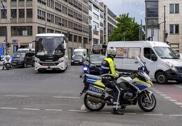 State visit to the Hotel Adlon, police cordon at the intersection of Unter den Linden and