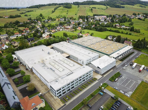 Minister President Michael Kretschmer visited TRUMPF Sachsen SE in Neukirch. After being welcomed