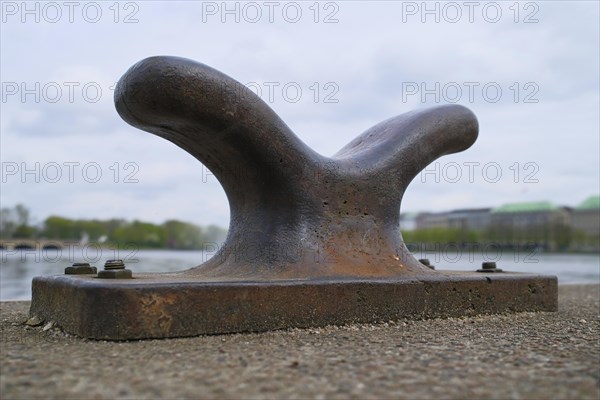 Ship bollard, behind it view over the Binnen Alster, Hanseatic City of Hamburg, Germany, Europe