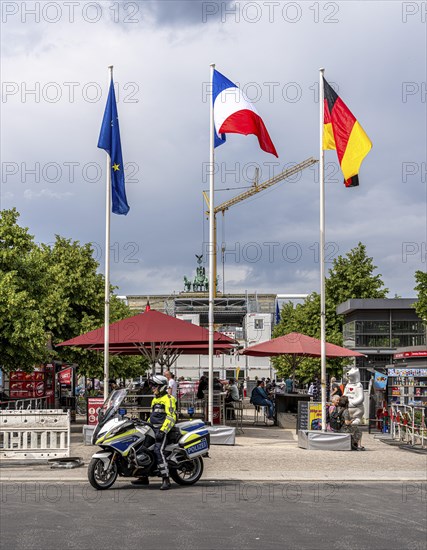 State visit to the Hotel Adlon, police cordon at the intersection of Unter den Linden and