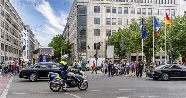 State visit to the Hotel Adlon, police cordon at the intersection of Unter den Linden and