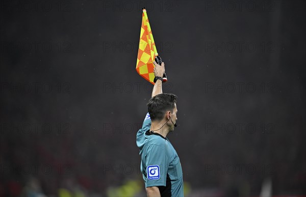 Linesman, assistant referee raises flag, flag, offside, 81st DFB Cup Final 2024, Olympiastadion
