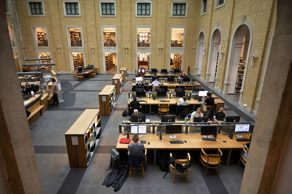 Interior view of reading room, students, students, Bibliotheca Albertina, University Library,