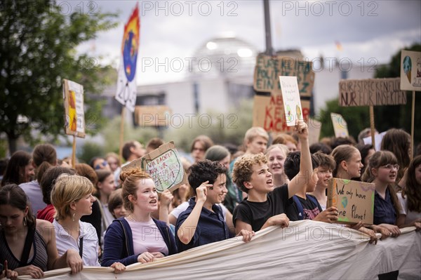 Berlin, 31.05.2024. Climate strike by Fridays For Future with over 13, 000 mostly young people in