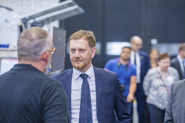 Minister President Michael Kretschmer visited TRUMPF Sachsen SE in Neukirch. After being welcomed