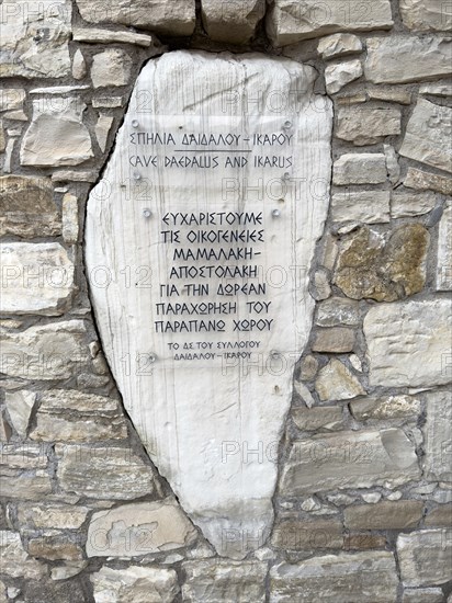 Tourist information about the cave hideout of Daedalus and Icarus in Greek on the cliff above the