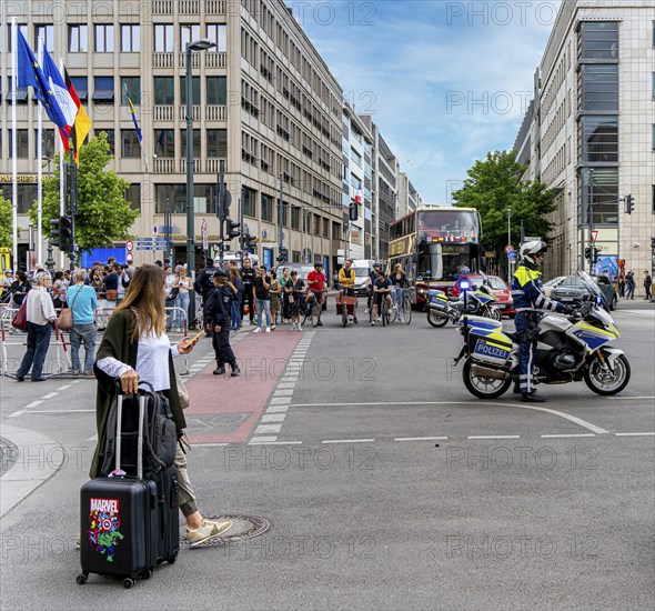 State visit to the Hotel Adlon, police cordon at the intersection of Unter den Linden and