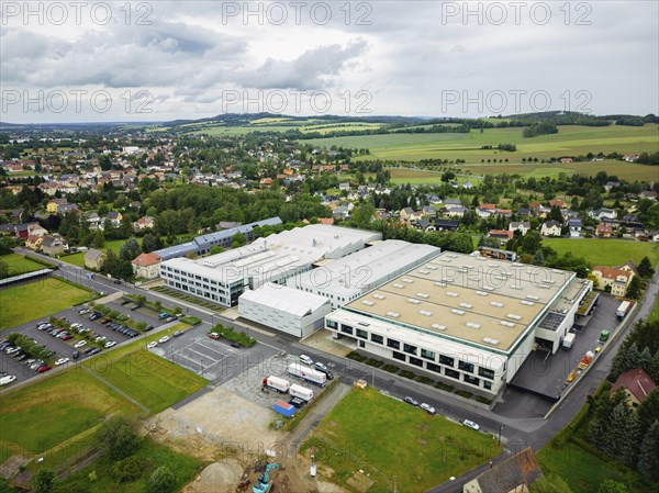 Minister President Michael Kretschmer visited TRUMPF Sachsen SE in Neukirch. After being welcomed