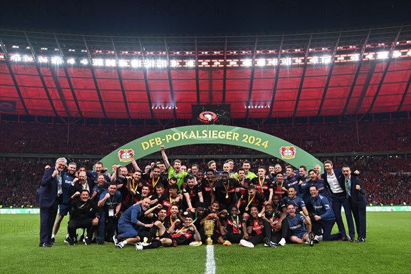 Cheering, joy at winners photo, team photo, team photo, Bayer 04 Leverkusen under Winners Arch,