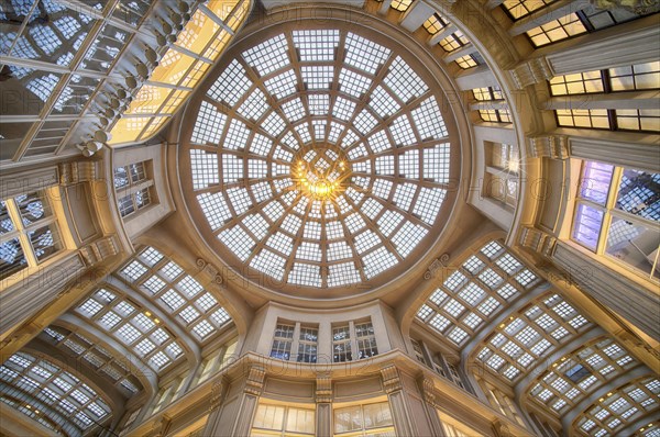 Dome as cassette-shaped reinforced concrete rib construction with glass blocks, Maedlerpassage,