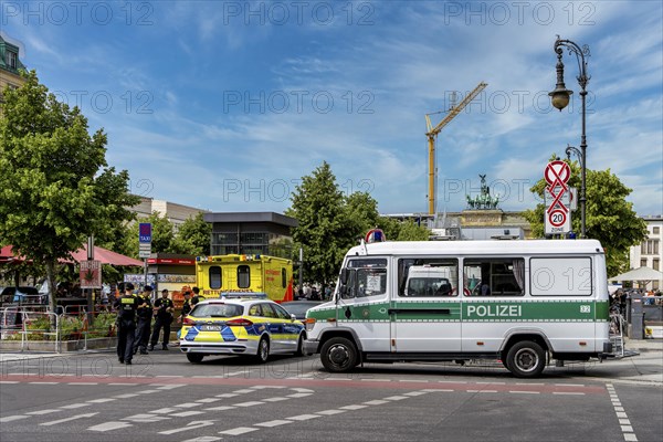 State visit to the Hotel Adlon, police cordon at the intersection of Unter den Linden and