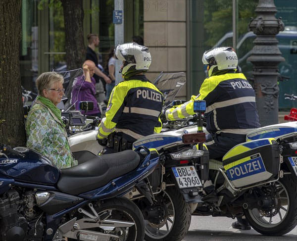 State visit to the Hotel Adlon, police cordon at the intersection of Unter den Linden and