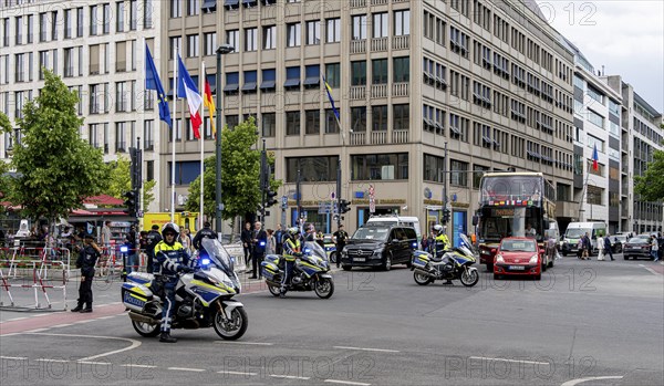 State visit to the Hotel Adlon, police cordon at the intersection of Unter den Linden and