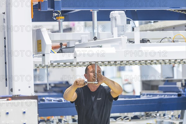 Minister President Michael Kretschmer visited TRUMPF Sachsen SE in Neukirch. After being welcomed