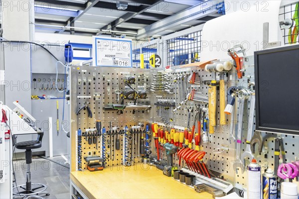 Minister President Michael Kretschmer visited TRUMPF Sachsen SE in Neukirch. After being welcomed