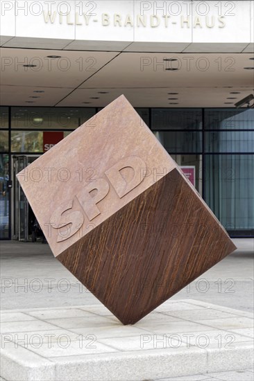 A modern cube in front of the Willy-Brandt-Haus with the inscription SPD, Willy-Brandt-Haus, SPD