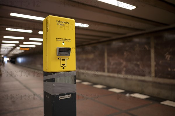 Ticket validator, ticket validation machine, tickets, stop, platform, Wittenbergplatz station,