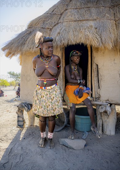 Two Hakaona woman with traditional kapapo hairstyle and hair ornaments with ostrich feathers, in