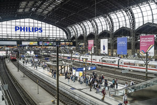 Train, ICE, passengers, platform, station concourse, main station, Hamburg, Germany, Europe