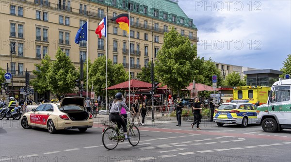 State visit to the Hotel Adlon, police cordon at the intersection of Unter den Linden and