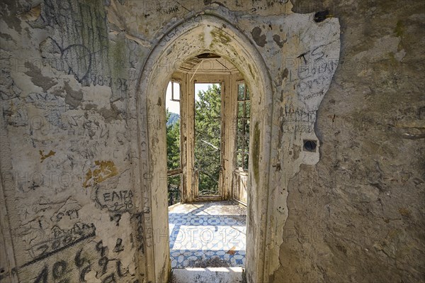 Ruin with arched windows and walls full of doodles and views of nature, Mussolini Villa, Villa de