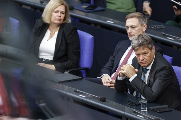 Federal Minister of Economics Robert Habeck, Federal Minister of Finance Christian Lindner, centre,