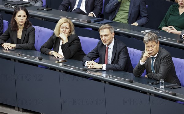 Federal Economics Minister Robert Habeck, right, Federal Finance Minister Christian Lindner,