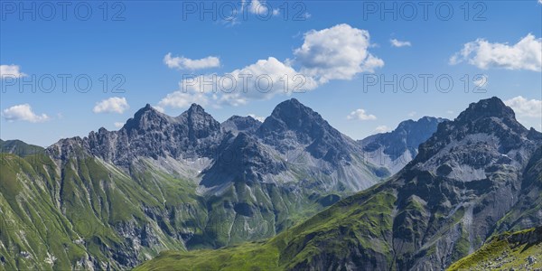 Panorama from Wildengundkopf to Öfnerspitze, 2576m, Grosser Krottenkopf, 2656m and Mutlerkopf,