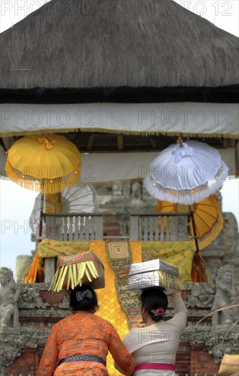 Balinese woman on the way to the temple