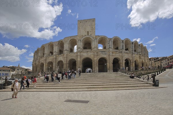 Amphithéâtre and group of people, tourists, amphitheatre, amphitheatre, ancient, Roman, building,