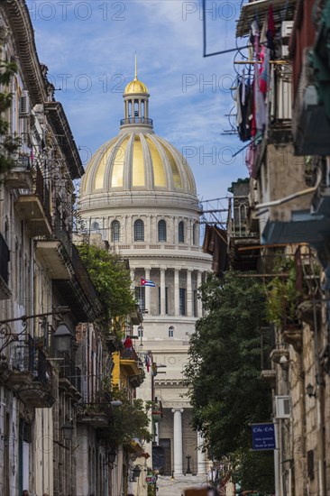 El Capitolio seen from a narrow street