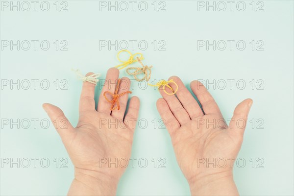 Alzheimer, dementia, Parkinson disease, memory loss disorder, damaged brain, bow on finger as