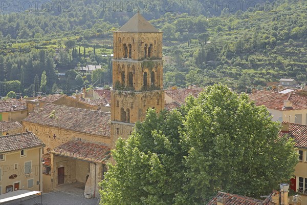 Church of Notre-Dame-de-l'Assomption, mountain village, Moustiers-Sainte-Marie, Provençal Alps,