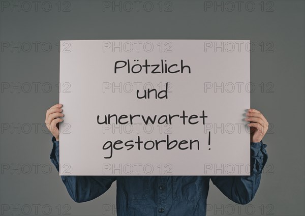 Died suddenly and unexpectedly stands in german language on the sign, clarification of the increase