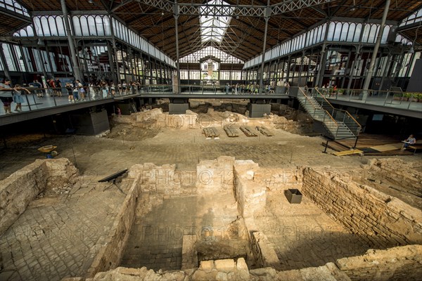 Die Ruinen eines alten Marktplatzes in der archäologischen Stätte und dem Museum des Kultur- und